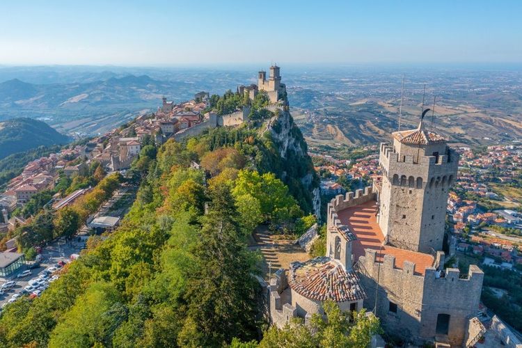 Vue aérienne de Saint-Marin dominée par la Torre Guaita