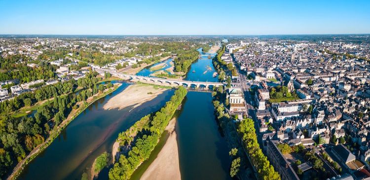 Vue aérienne de Tours et de la Loire.