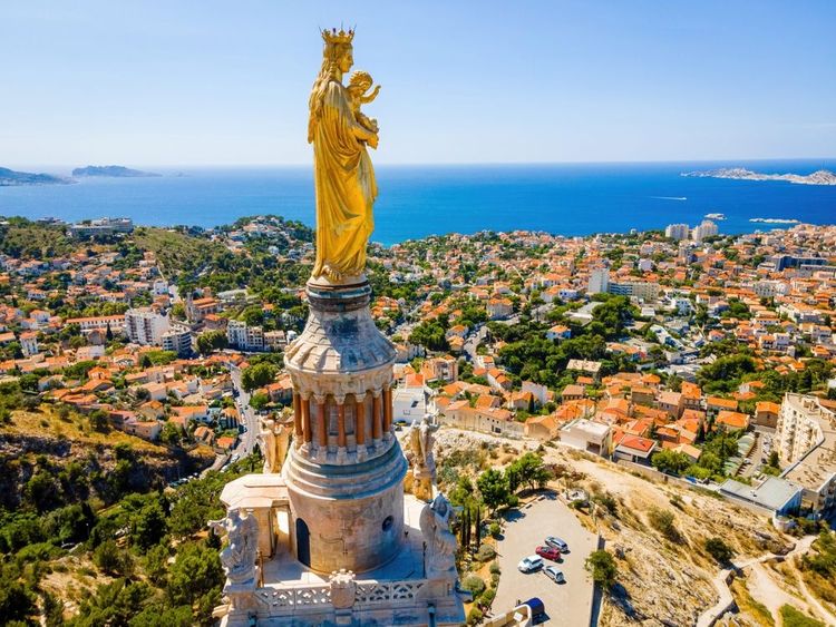 Vue aérienne de la Basilique Notre-Dame-de-la-Garde à Marseille, France