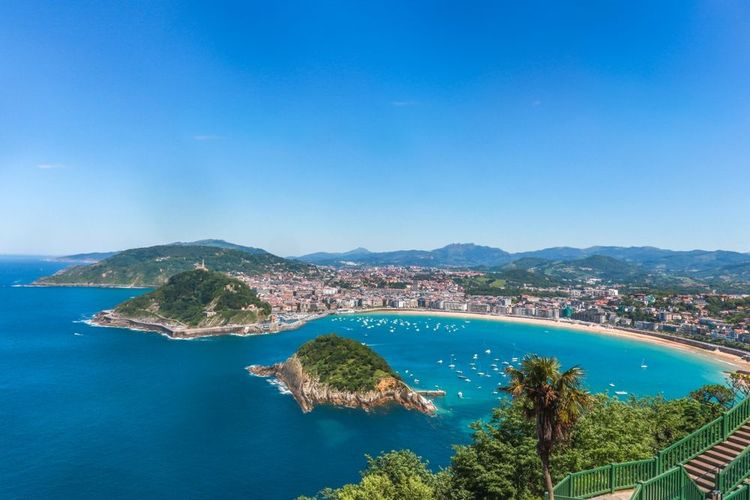 Vue aérienne de la plage de La Concha à San Sebastian