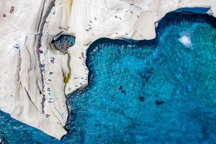 Vue aérienne de la plage de Sarakiniko, sur l'île de Milos, Grèce