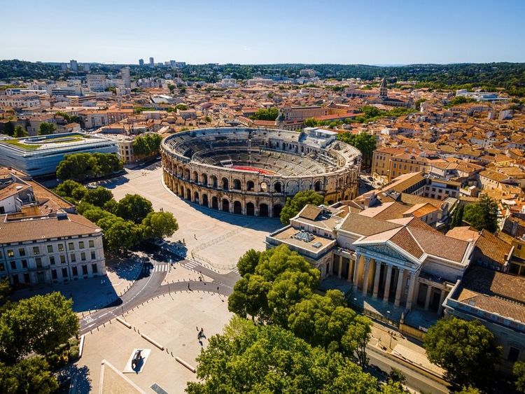 Vue aérienne des arènes de Nîmes.