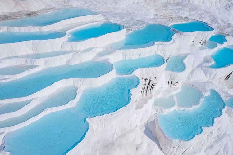 Vue aérienne des sources thermales de Pamukkale en Turquie