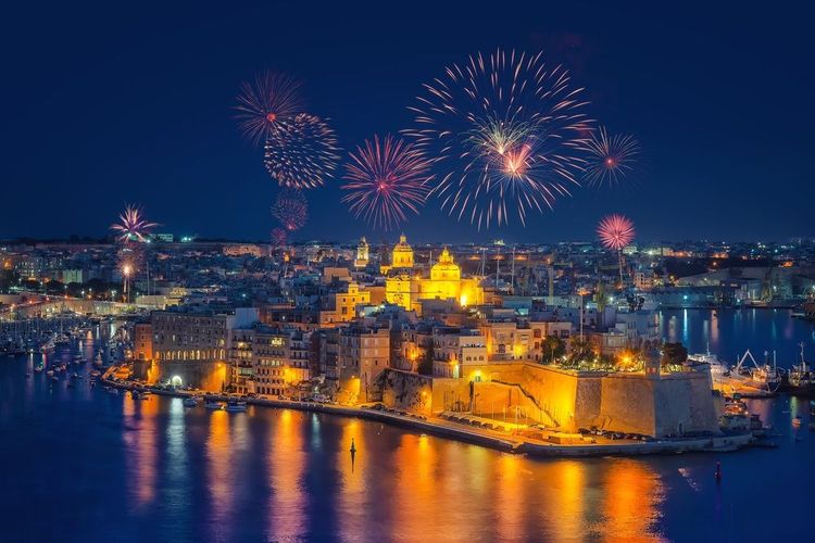 Vue aérienne du festival de feux d'artifice de Malte près de La Valette