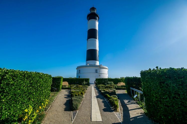 Vue aérienne du phare de Chassiron et de son jardin en rose des vents