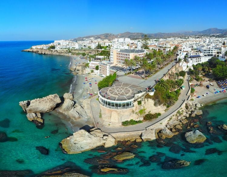 La forme arrondie du Balcon de l'Europe et sa vue sur les eaux cristallines de la Méditerranée