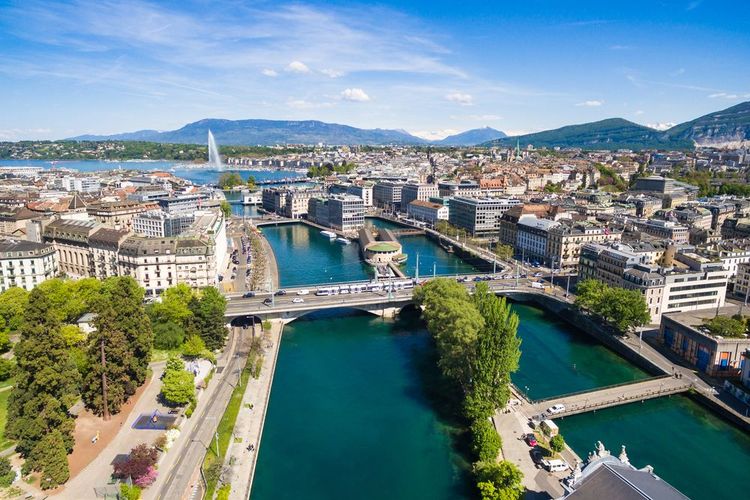 Vue aérienne sur Genève et son jet d'eau