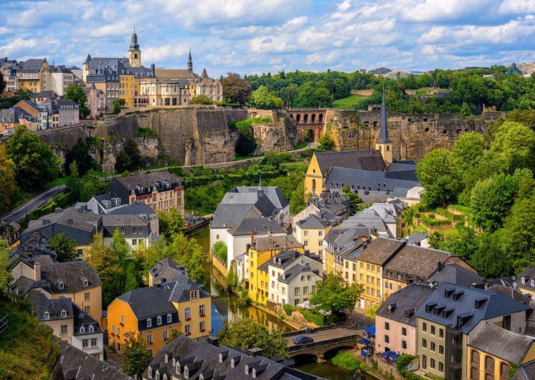 Vue aérienne sur la vieille ville et le quartier du Grund, Luxembourg