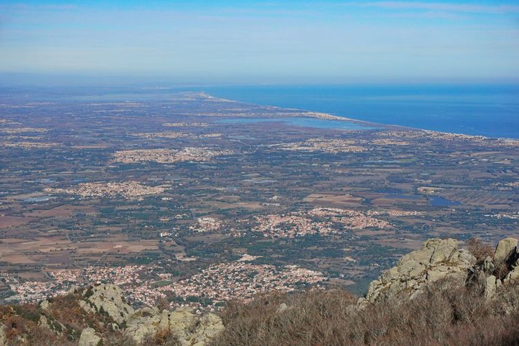 Vue aérienne sur les plaines du Roussillon et sur la mer Méditerranée