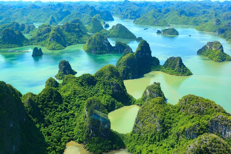 Vue aérienne village de pêche flottant et île de roche dans la baie d'Halong