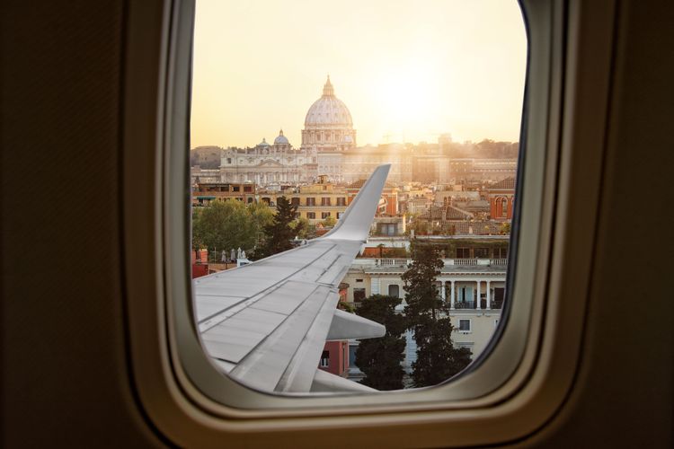 Vue de Rome depuis le hublot d'un avion.