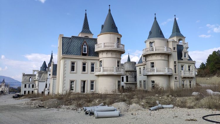 Vue de plus près des châteaux à l'abandon à Mudurnu en Turquie © emasali stock / Shutterstock