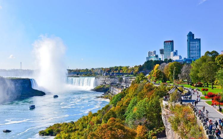 Vue des Chutes du Niagara en automne au Canada