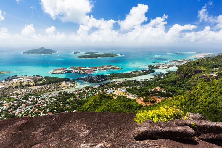Vue du mont Copolia sur l'est de Mahé, avec la capitale Victoria et l'île d'Eden, Seychelles