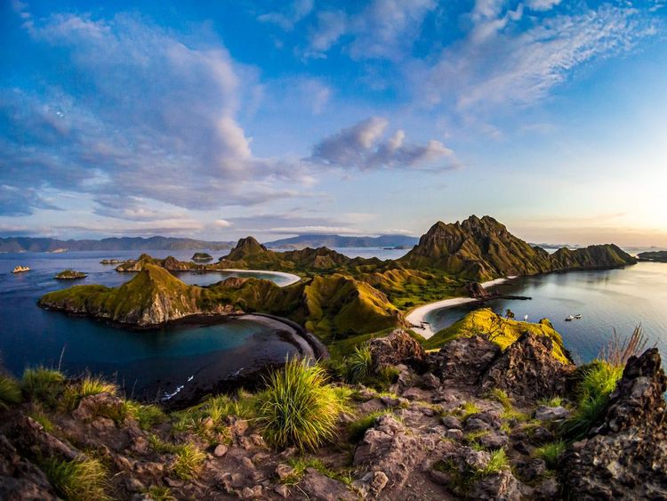 Vue sur l'île de Padar et de Florès depuis Komodo, Par national de Komodo, Indonésie