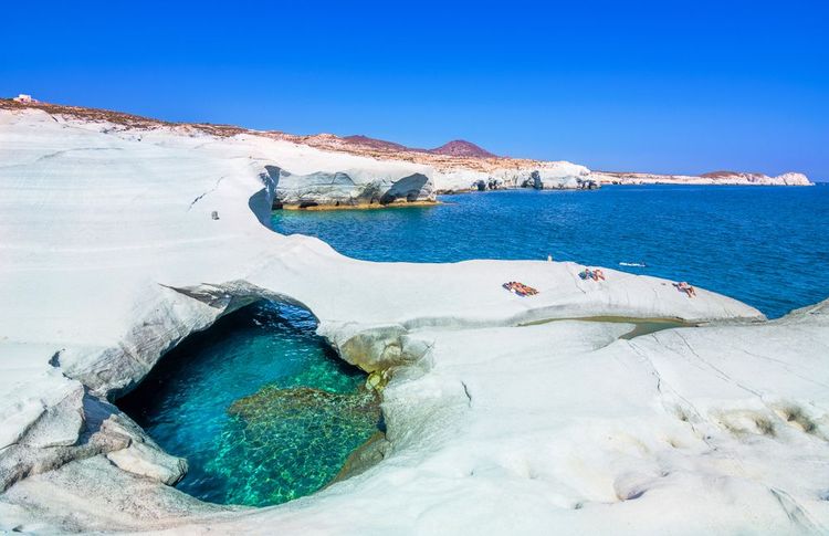 Vue sur l'une des piscines naturelles de la plage de Sarakiniko, Milos, Grèce