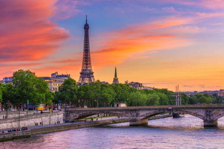 Vue sur la Seine et la Tour Eiffel à Paris, France