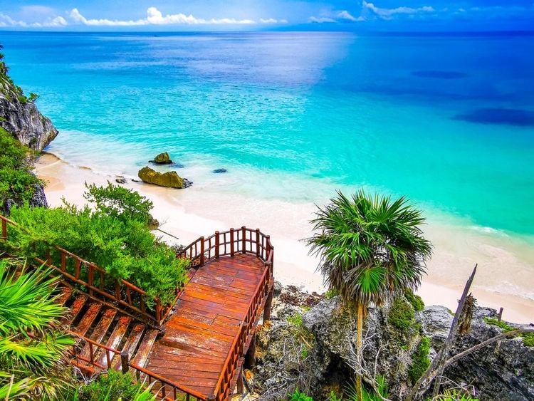 Vue sur la plage depuis le site des ruines mayas de Tulum, Mexique