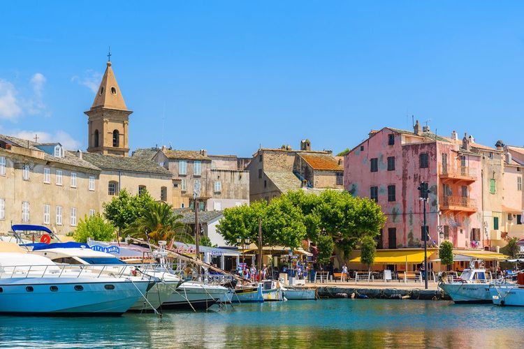 Vue sur le port de plaisance de Saint-Florent, Corse, France