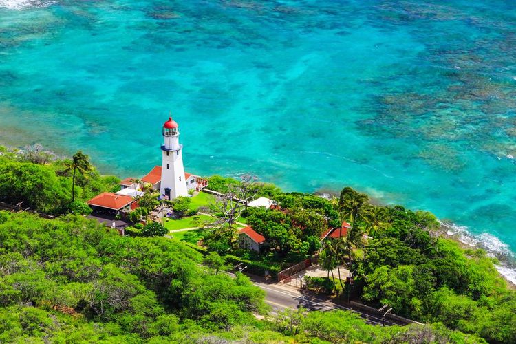 Vue sur un phare, la végétation et la mer turquoise à Honolulu, Hawaï