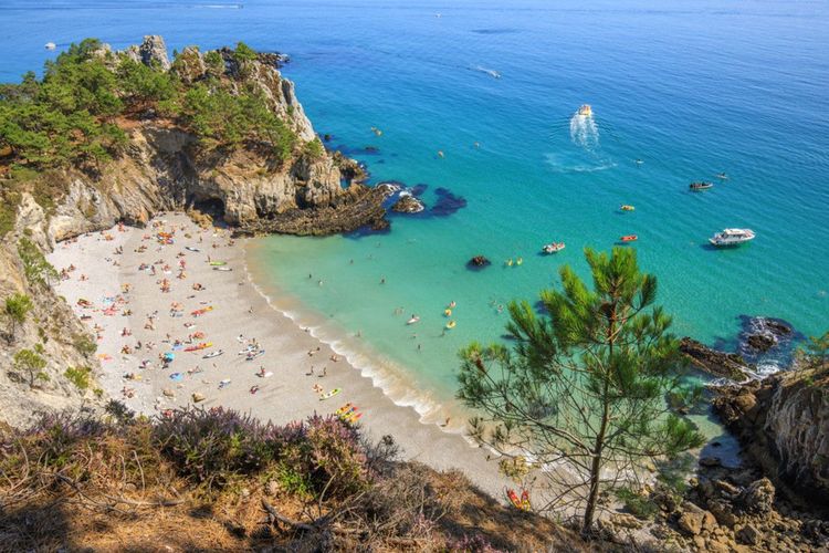 © andre quinou-Shutterstock. Vue aérienne de la crique de l'île Vierge ( péninsule de Crozon).