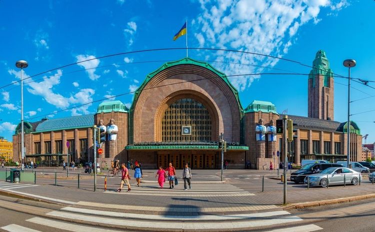 La devanture de la gare centrale d'Helsinki avec ses quatre statues d'homme portant un globe