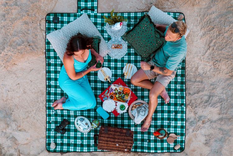 Table dressée par Gozo Picnic : repos et gourmandise sont au menu