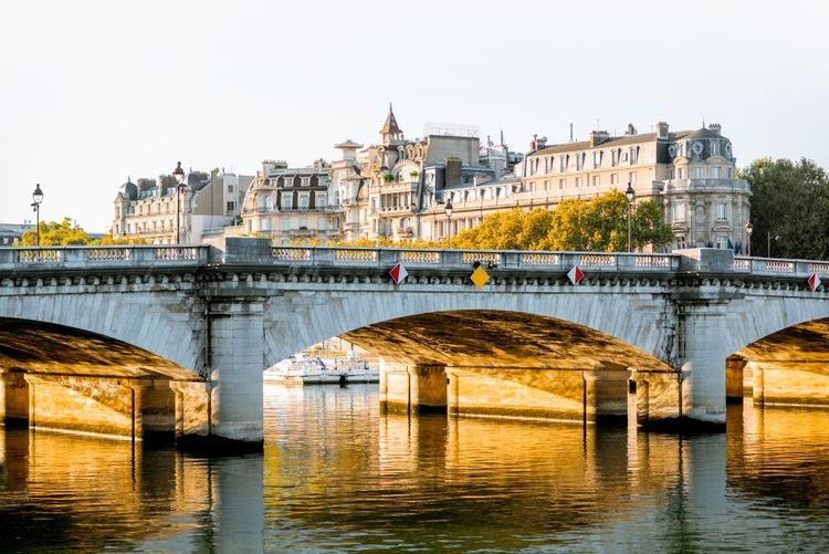 Le pont de la Concorde sur la Seine © ROSSandHELEN photoqraphers / 123rf