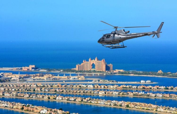  Un hélicoptère survolant l'île The Palm et l'hôtel Atlantis