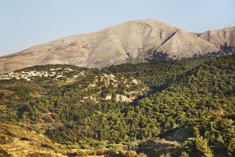 Au pied du Mont Attavyros, le sommet de Rhodes