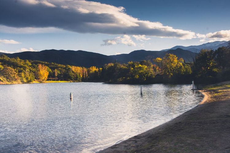 Le lac de Vinça, entouré par les montagnes