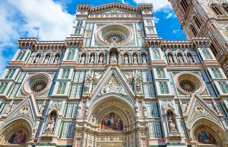 La facciata in marmo del Duomo