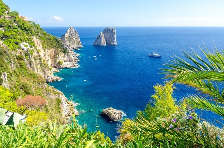 Blick auf die Faraglioni-Felsen auf der Insel Capri