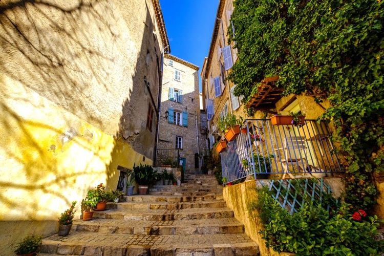 Escalier de pierre qui monte dans Fayence