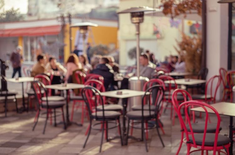 Terrasse de café dans le quartier de Blloku
