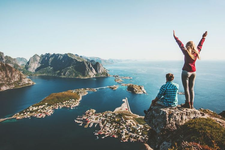 Un couple de touristes dans les îles Lofoten.