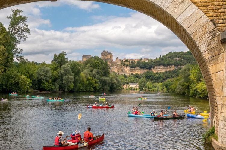 Canoë en Dordogne en été près de Beynac, Périgord Vert