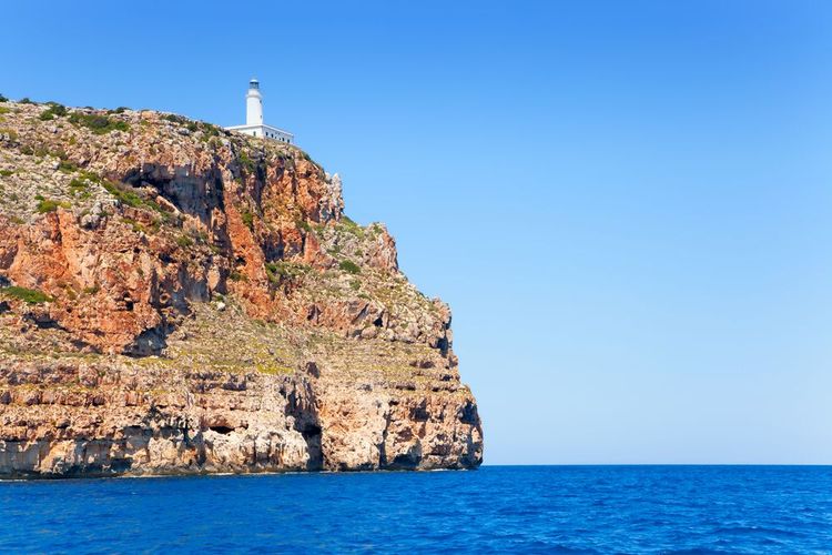 Le phare domine la mer du haut de sa falaise