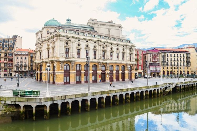 Le théâtre Arriaga sur les quais de Bilbao