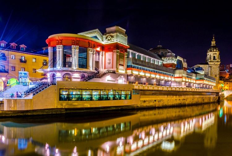 Le marché illuminé en soirée