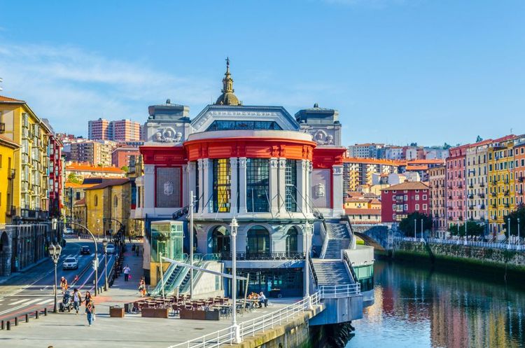 La façade et l'entrée Sud du Mercado de la Ribera avec ses escalators