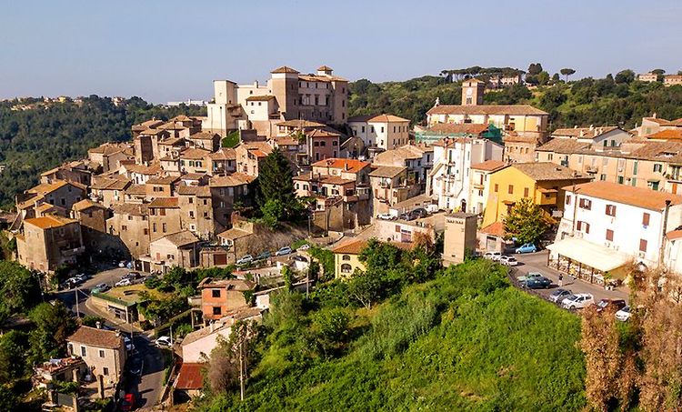 Au sud, le village prête son flanc au soleil