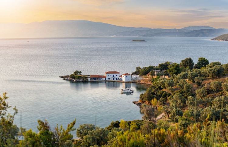 Vue sur la baie idyllique de Tzasteni près du village de Milina dans le sud du Pélion, Magnisie, Grèce