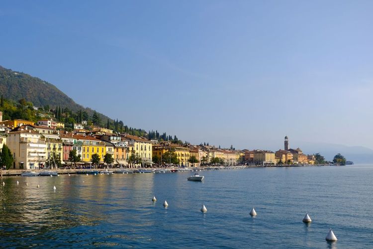 La ville de Salò sur les rives du lac de Garde.
