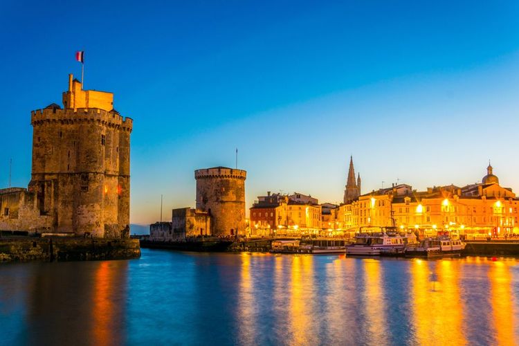 La tour Saint-Nicolas de La Rochelle, illuminée à la nuit tombée
