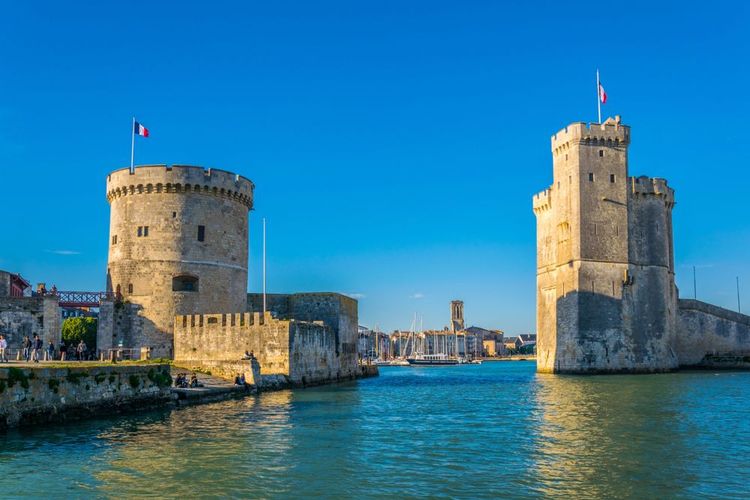 Le Vieux-Port de La Rochelle gardé par la tour de la Chaîne et la tour Saint-Nicolas