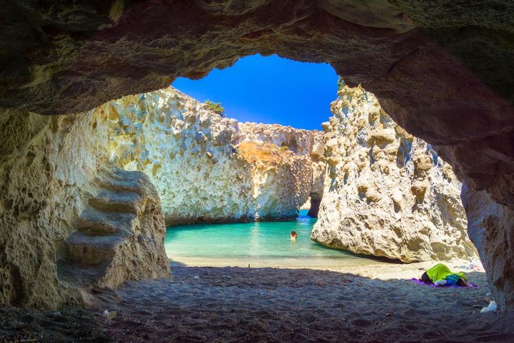 Les trous gigantesques de Papafragas font de cet endroit une petite niche paradisiaque