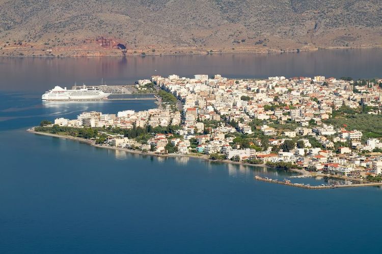 Vue aérienne de la ville d'Itéa en Grèce