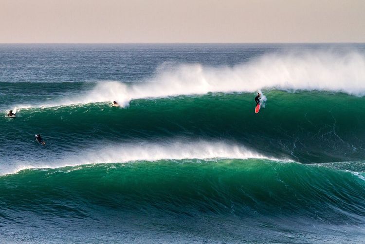 Surfeurs sur la plage de Meñakoz