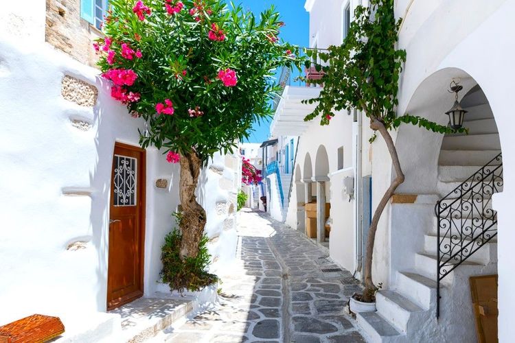 Les maisons de ville toutes blanches s'alignent dans les ruelles de Parikia